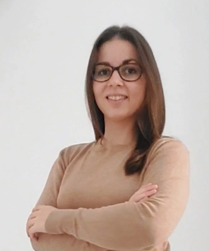 Mujer con gafas y jersey marrón.Psicóloga especializada en TCA (Trastornos de Alimentación)